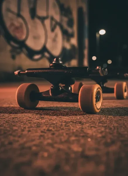 גלגלים וטראקים של סקייטבורד על בטון